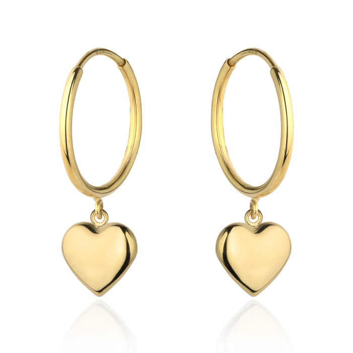Cercei cu inimă de aur suspendați pe un inel