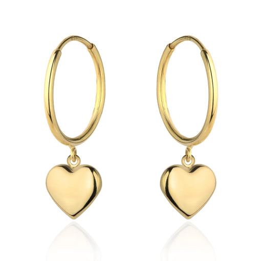Cercei cu inimă de aur suspendați pe un inel
