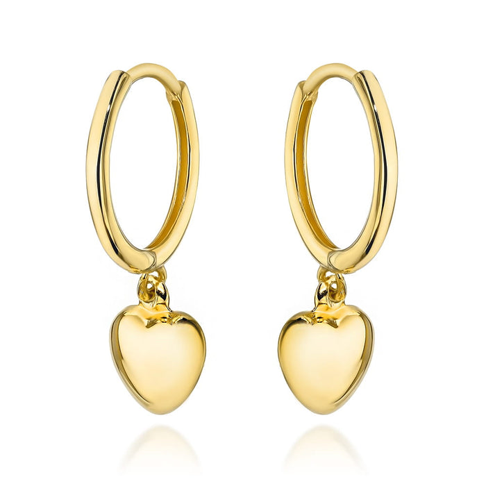 Cercei cu inimă de aur suspendați pe un inel