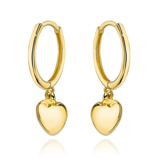 Cercei cu inimă de aur suspendați pe un inel