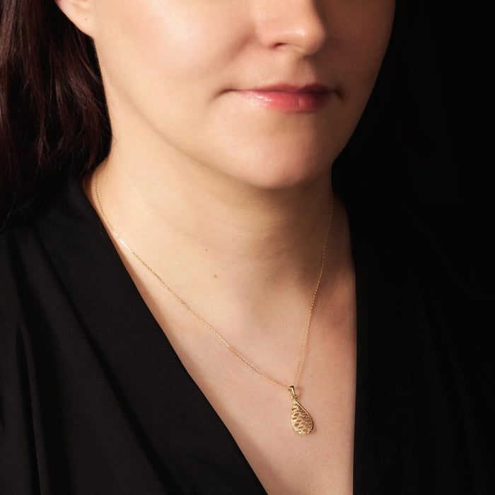 Pandantiv Aur 8K Picătură Ajourată - Eleganță Îndrăzneață