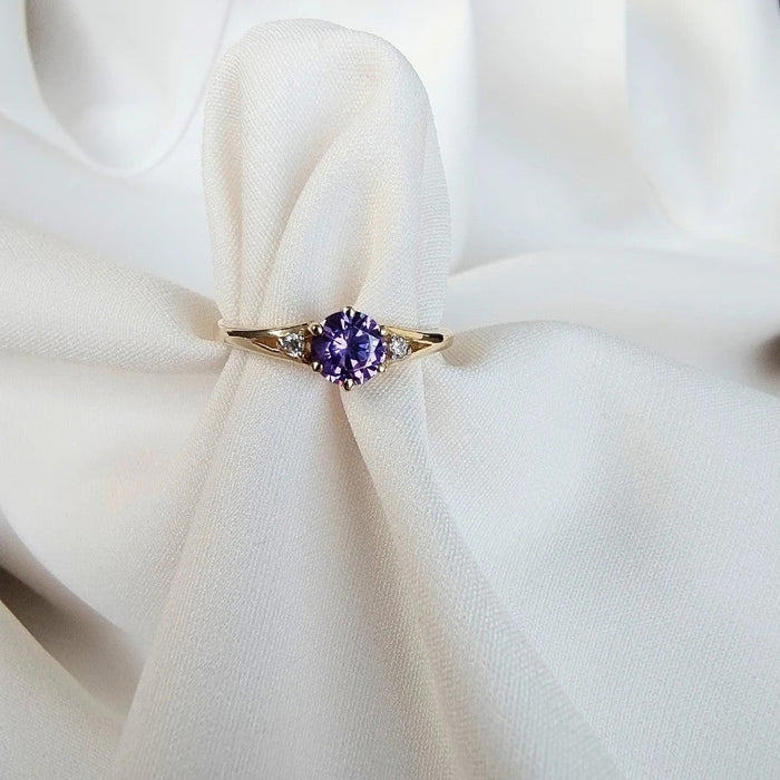 Inel Aur 8K cu Piatră Violetă - Eleganță Subtilă