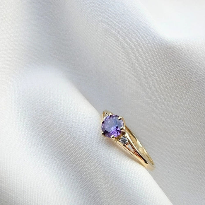 Inel Aur 8K cu Piatră Violetă - Eleganță Subtilă