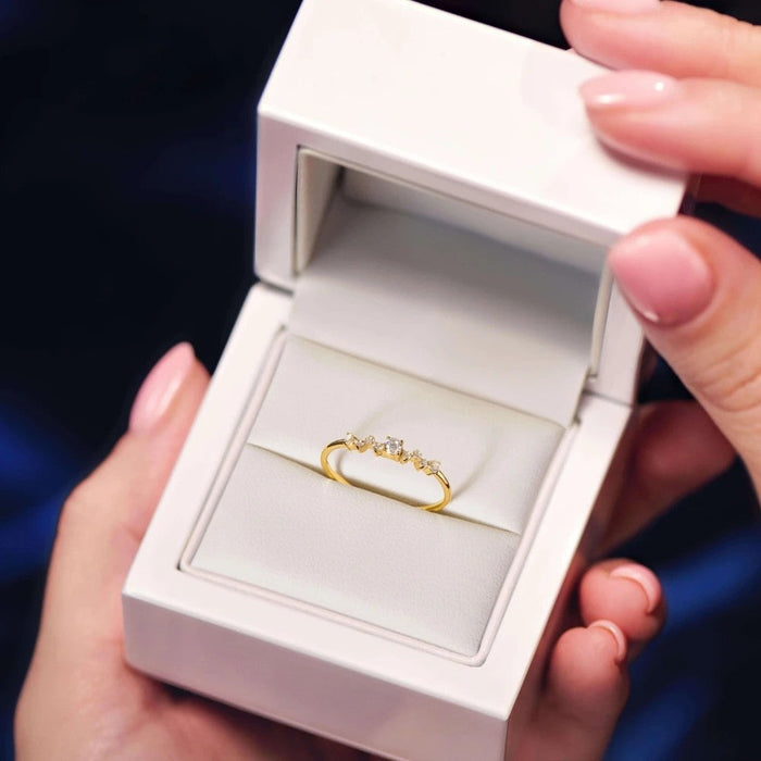 Inel Subțire Aur 8K cu Zirconii - Eleganță Delicată