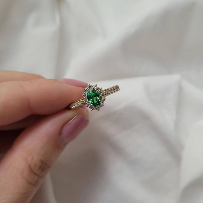 Inel de Logodnă Aur 8K cu Piatră Verde – Eleganță Atemporală