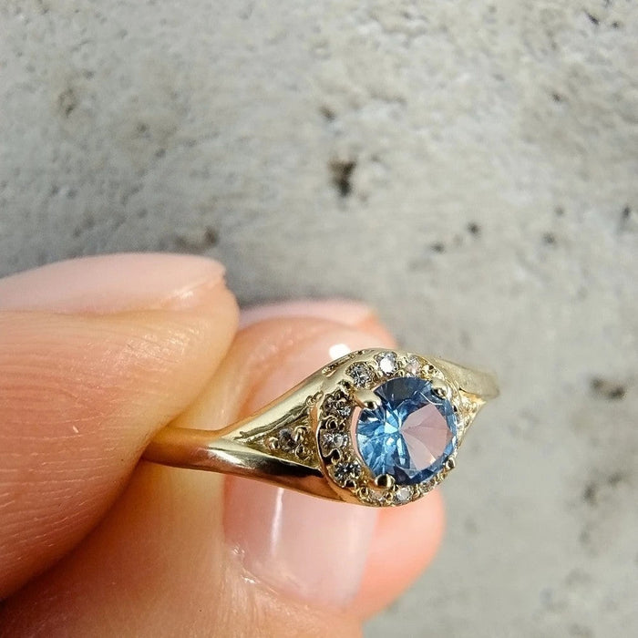 Inel de Logodnă Aur 8K cu Zirconiu Albastru - Eleganță Eternă