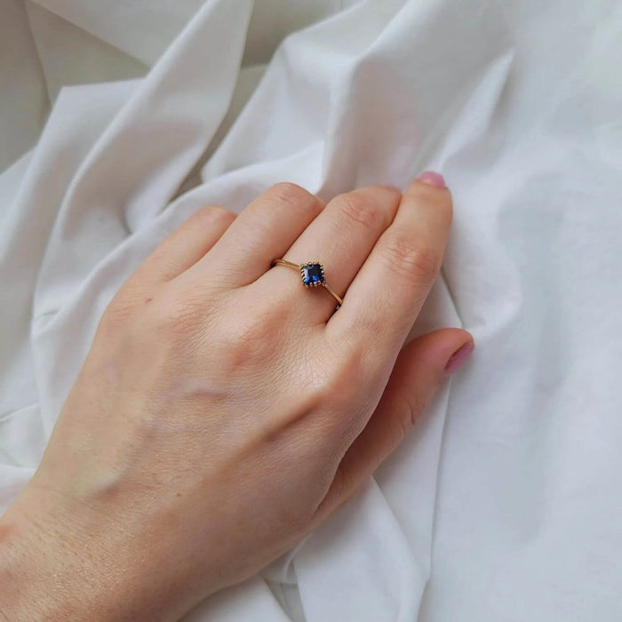 Inel Aur 8K cu Piatră Albastră - Eleganță Atemporală