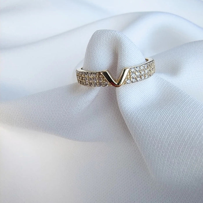 Inel Unic cu Litera V Aur 8K - Eleganță Semnată