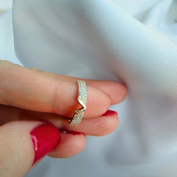 Inel Unic cu Litera V Aur 8K - Eleganță Semnată