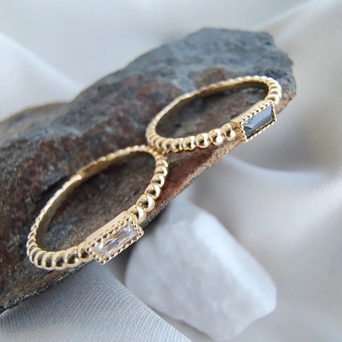 Inel Aur 8K cu Biluțe și Piatră Albă - Eleganță Subtilă