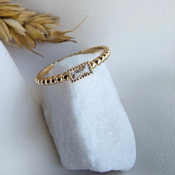 Inel Aur 8K cu Biluțe și Piatră Albă - Eleganță Subtilă