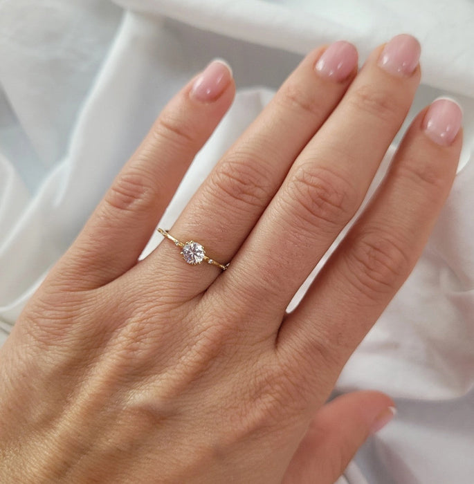 Inel Delicat Aur 8K cu Pietre Albe - Eleganță Subtilă