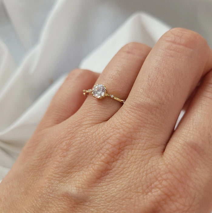 Inel Delicat Aur 8K cu Pietre Albe - Eleganță Subtilă