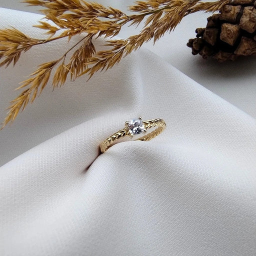 Inel Împletit Aur 8K cu Zirconiu - Eleganță și Strălucire