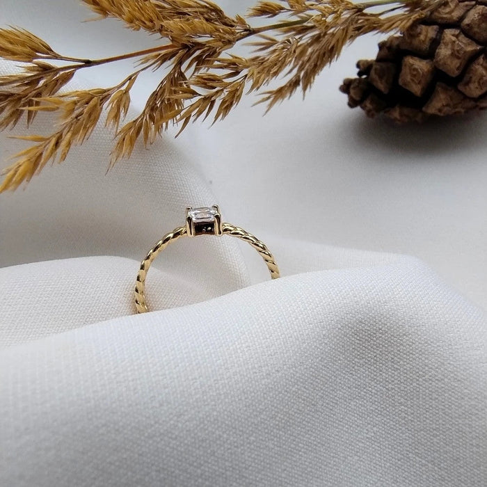 Inel Împletit Aur 8K cu Zirconiu - Eleganță și Strălucire