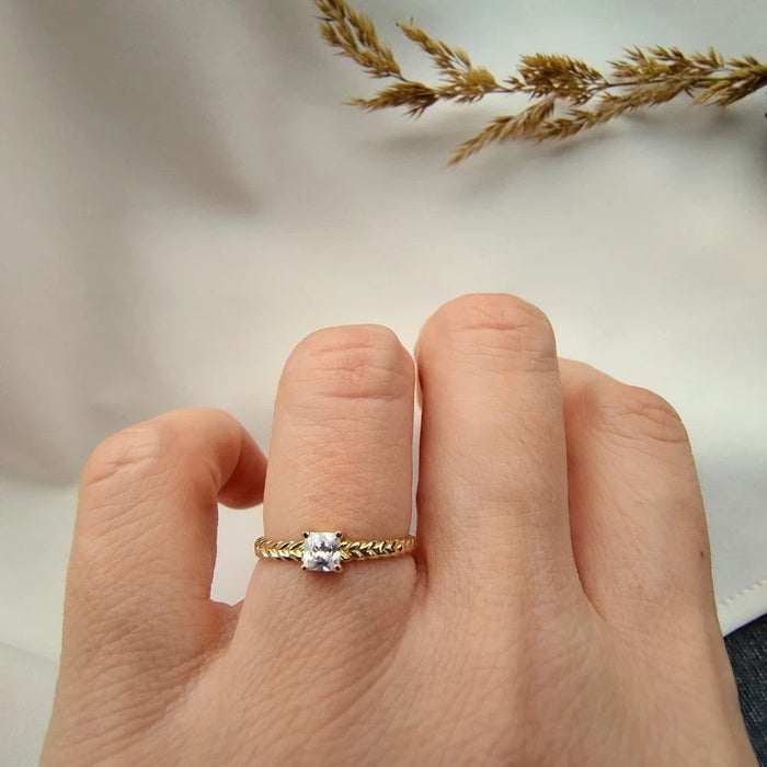 Inel Împletit Aur 8K cu Zirconiu - Eleganță și Strălucire