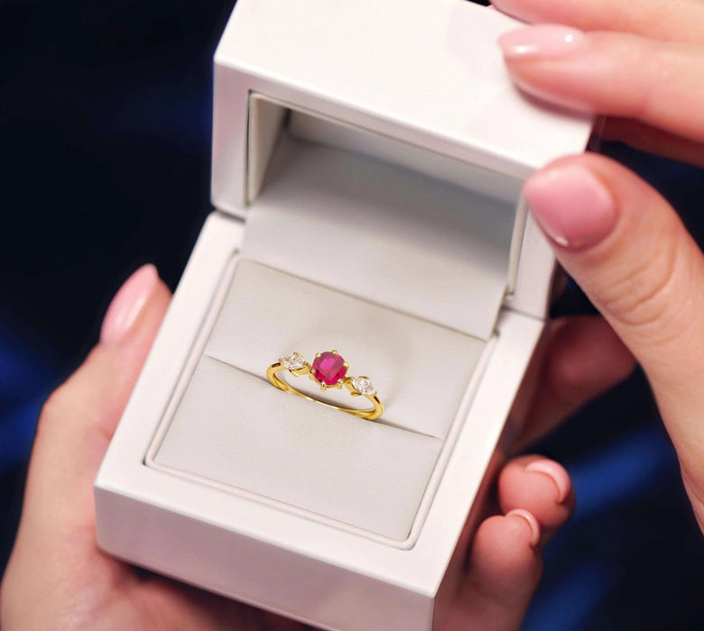 Inel Aur 8K cu Piatră Roșie Strălucitoare – Eleganță Atemporală