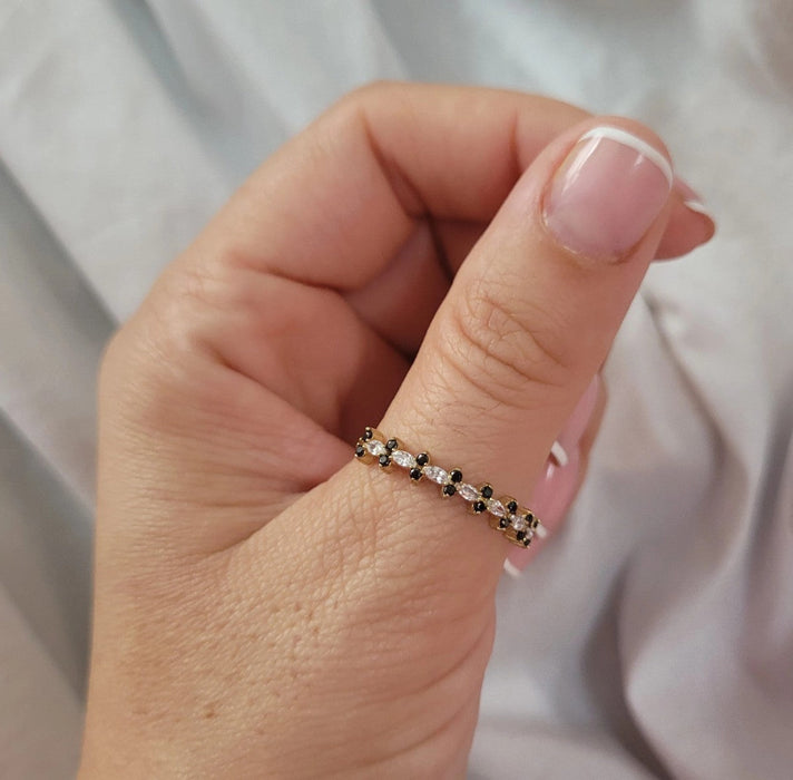 Inel Aur 8K cu Zirconii Negre și Albe - Design Unic