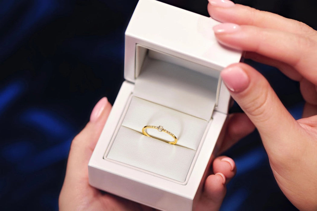 Inel Aur 8K Delicat cu Pietre Albe