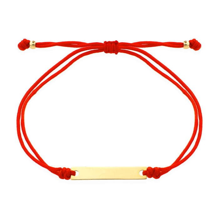 O brățară de aur cu o placă gravată pe un șnur roșu