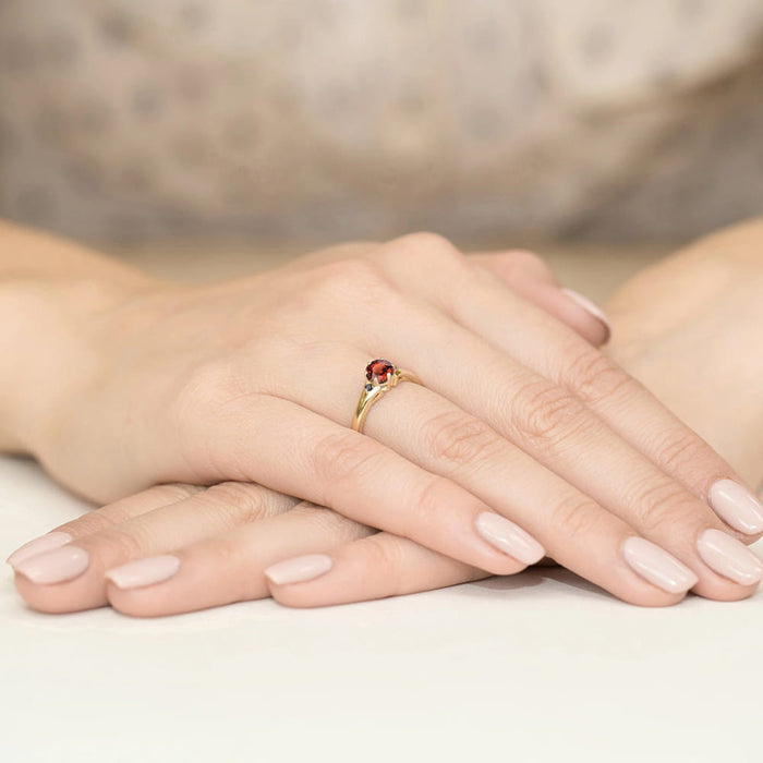 Inel Aur 14k cu Garnet 0.60 ct si Diamante Naturale Negre 0.029 ct