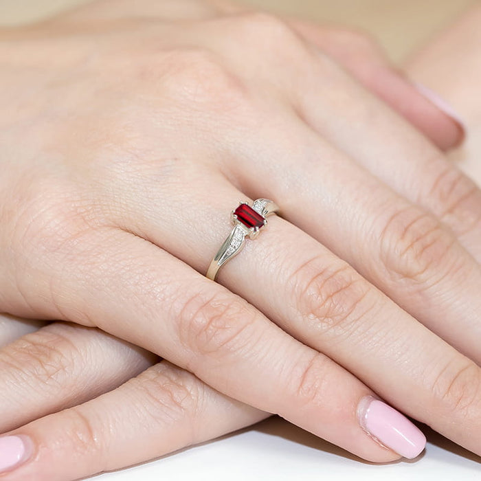 Inel Aur 14k cu Rubin 0.80 ct si Diamante Naturale Naturale 0.03 ct