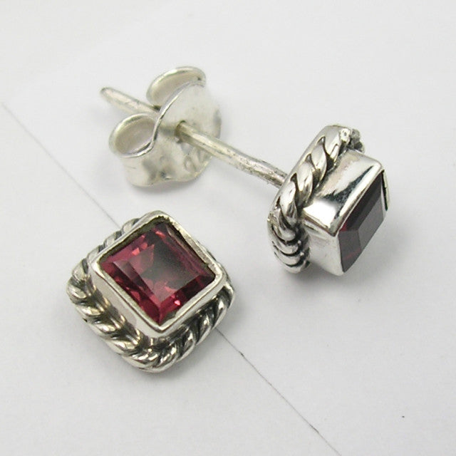 Cercei Argint 925 cu Garnet, 0.7 cm lungime