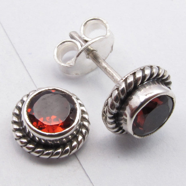 Cercei Argint 925 cu Garnet, 0.8 cm lungime