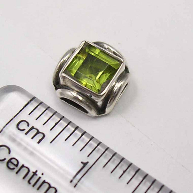 Cercei Argint 925 cu Peridot 0.7 cm lungime