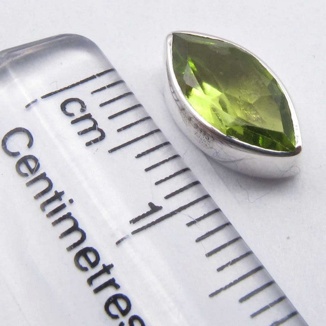 Cercei Argint 925 cu Peridot, 1.1 cm lungime