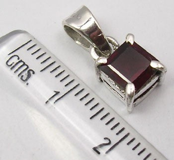 Pandantiv Argint 925 cu Garnet 1,4 cm lungime