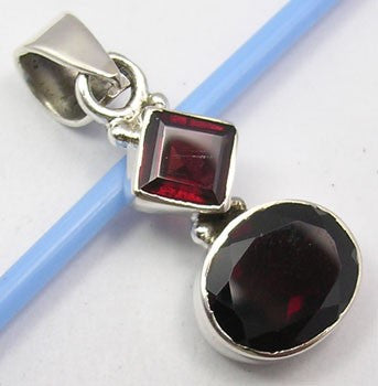 Pandantiv Argint 925 cu Garnet 3,1 cm lungime